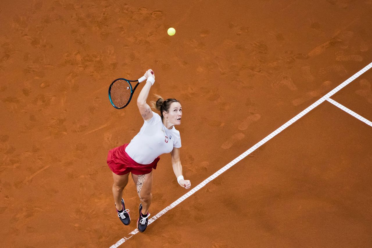 Trwa lekcja tenisa. Szkoda, iż dla Polek