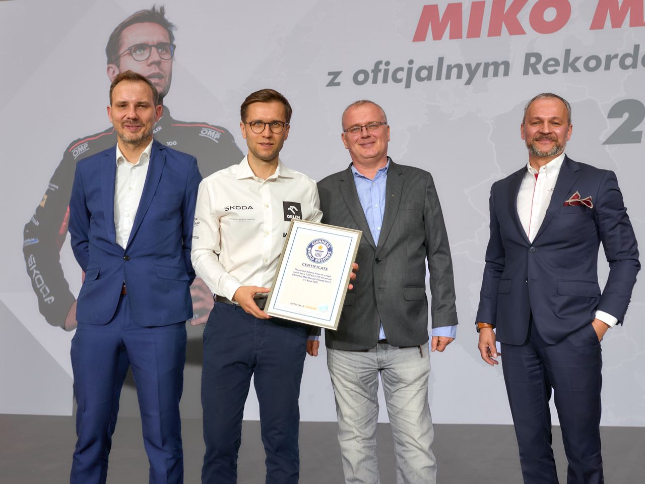 Na jednym baku pojechał do Paryża i z powrotem. Ma kilka rad, jak zaoszczędzić krocie na benzynie