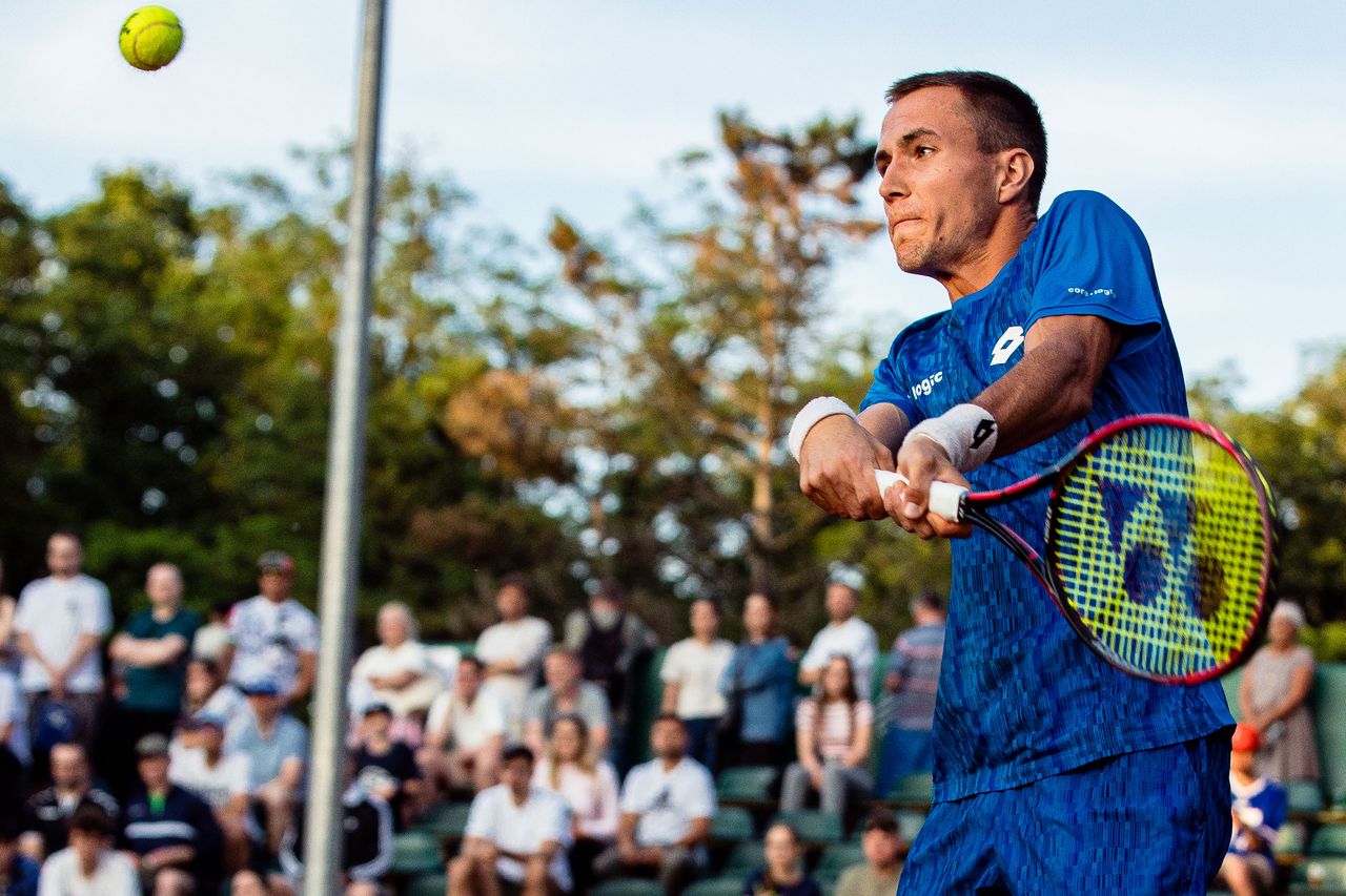 Polak w eliminacjach do tunieju ATP. Trzy sety na szwajcarskiej mączce