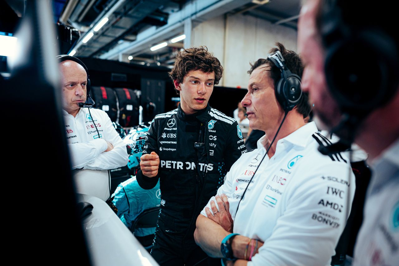 Mercedes w kryzysie: Jak awarie i Ferrari zmusiły Wolffa do rewolucji w połowie sezonu 2026