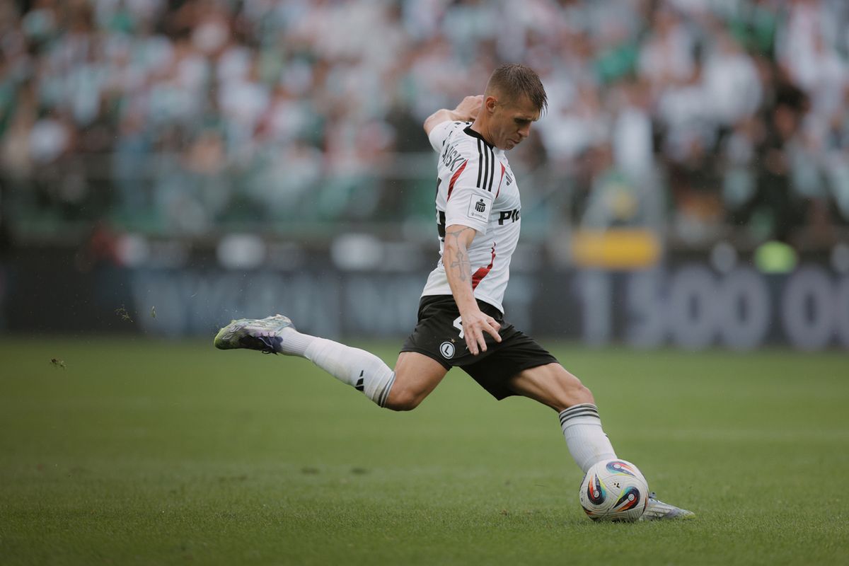 Legia Warszawa osłabiona w starciu z liderem. Straciła reprezentanta Polski