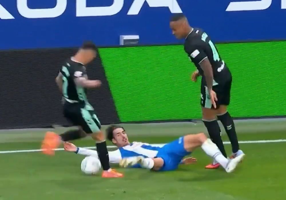 Skandaliczne zachowanie. To powinna być czerwona kartka