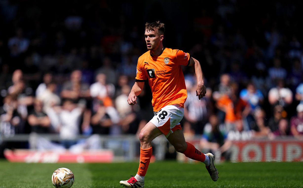 Naruszył 354 przepisy. Jest wnukiem legendy piłkarskiego klubu