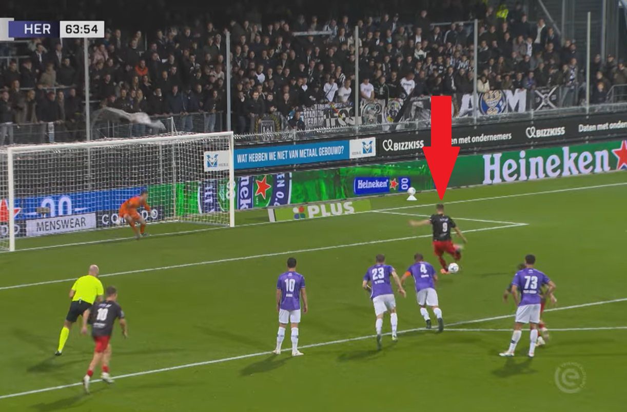 Polak zmarnował rzut karny w walce o utrzymanie. Jest nagranie