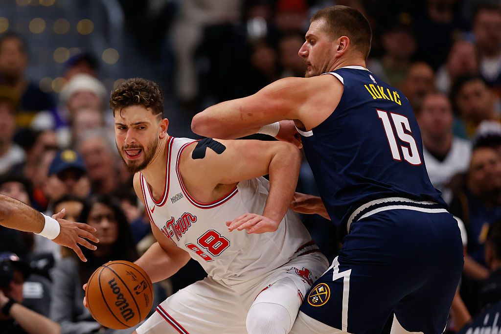 Nuggets pokonują Rockets po dogrywce. Jokić górą nad Sengunem.
