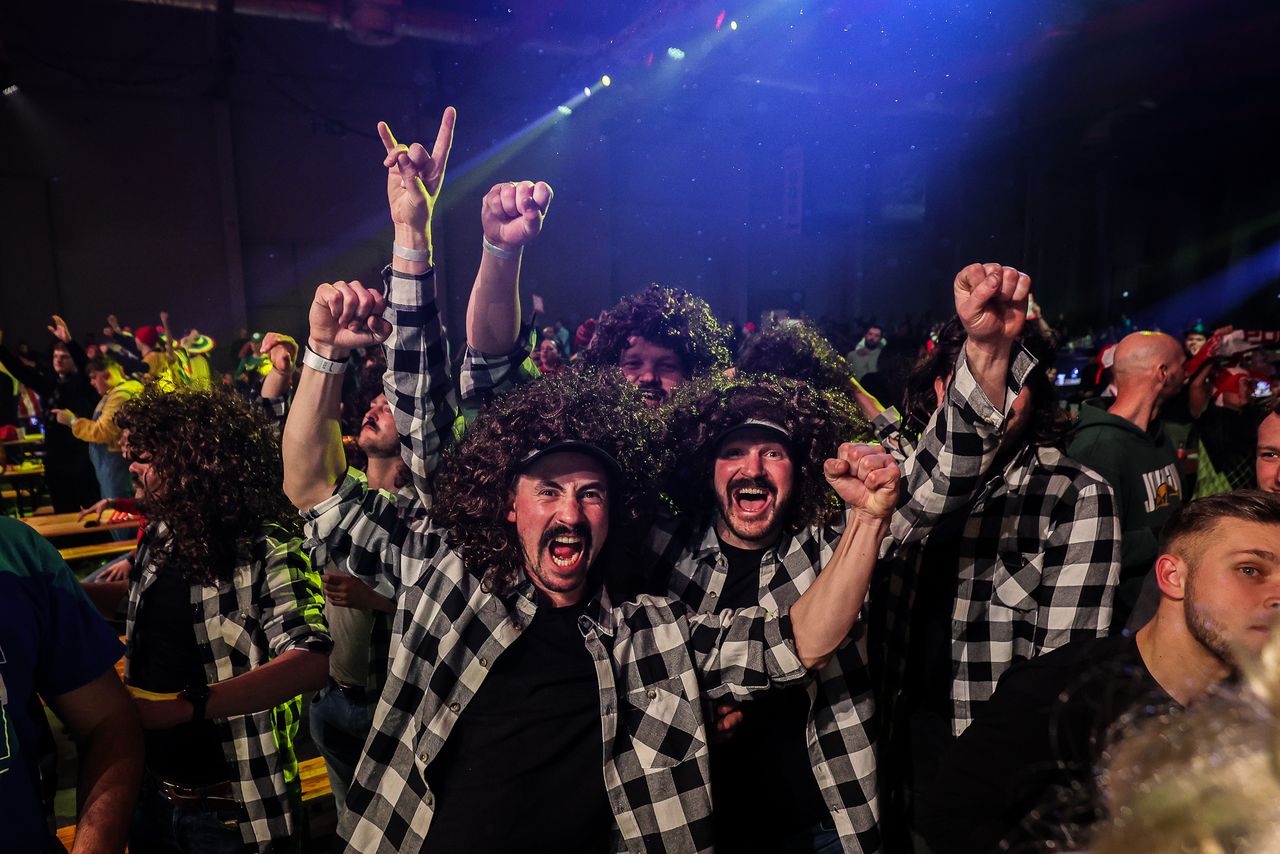 Minionki, marynarze, drogowcy, a nawet... szklanki piwa. Kreatywność polskich fanów darta nie zna granic