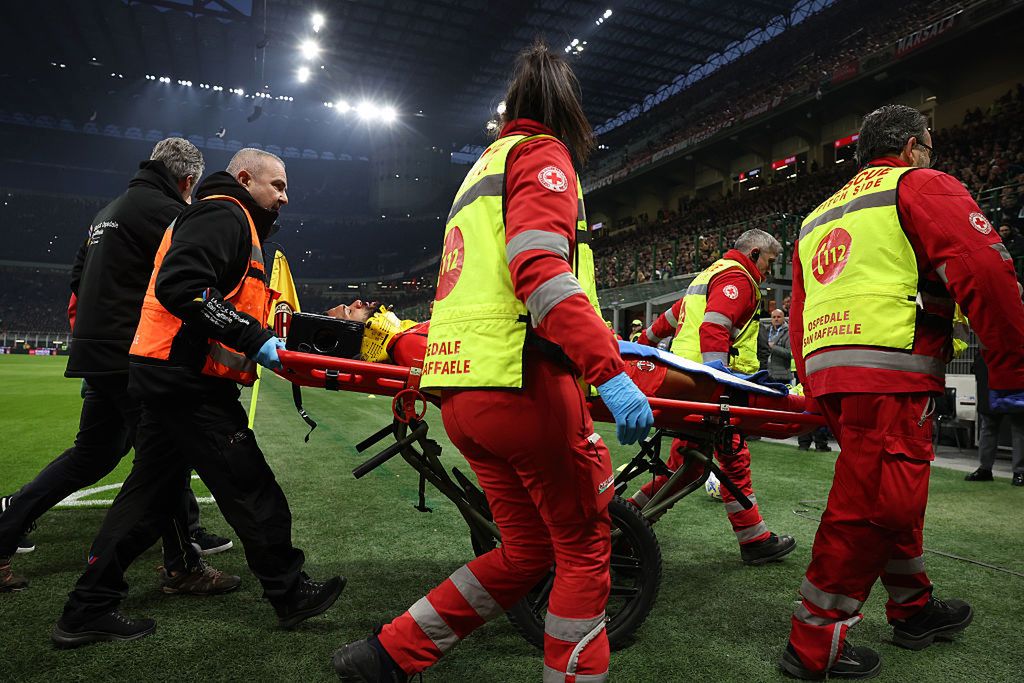 Dramatyczne obrazki w Serie A. Nosze i połamane zęby