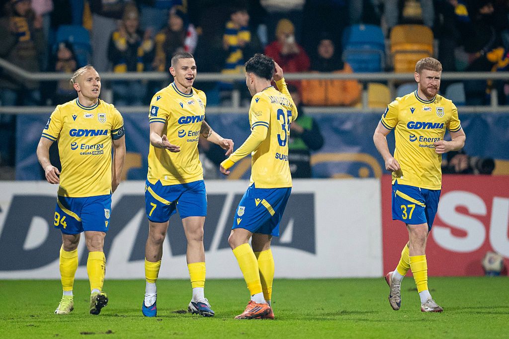 Arka Gdynia w strefie spadkowej i w niepełnym składzie