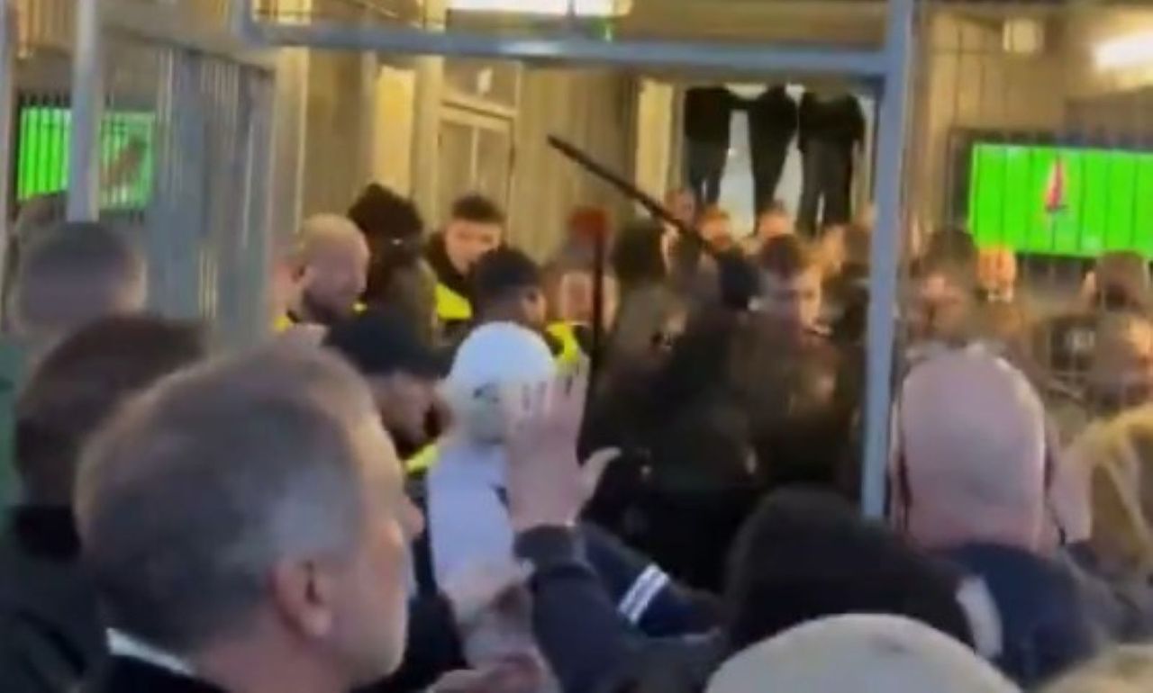 Policjanci pobili kibiców z Anglii