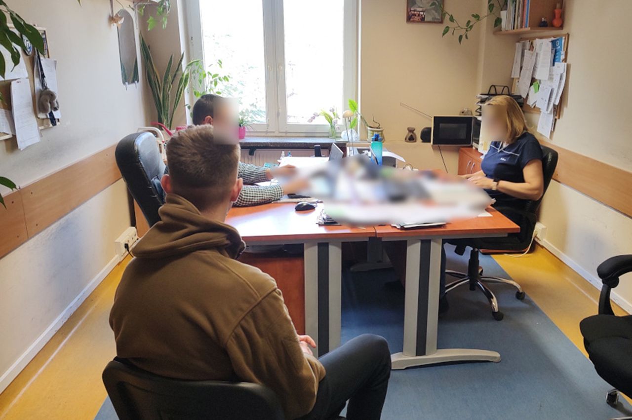 Nastolatkowie zaatakowali Amerykanina w warszawskim metrze