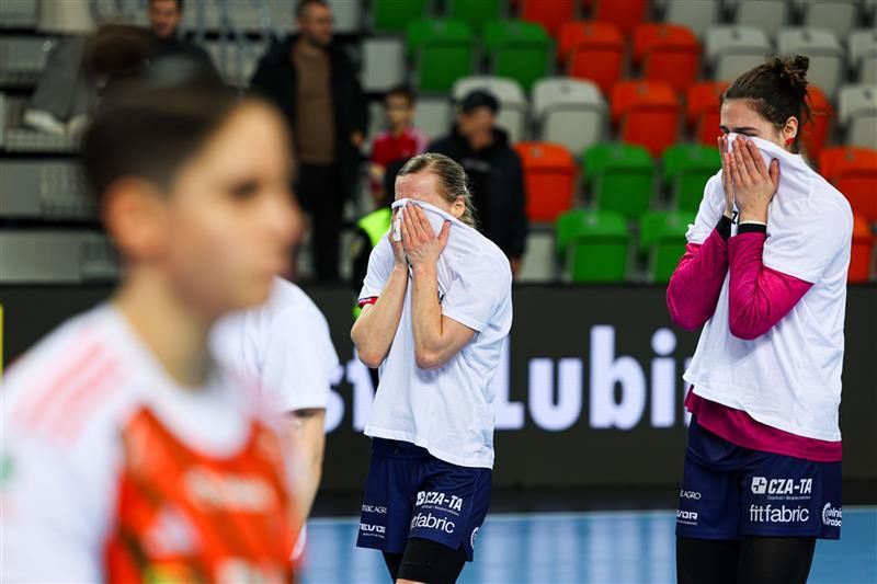 Ich koleżanka wygrała walkę o życie. Wzruszające sceny po meczu Piotrcovii