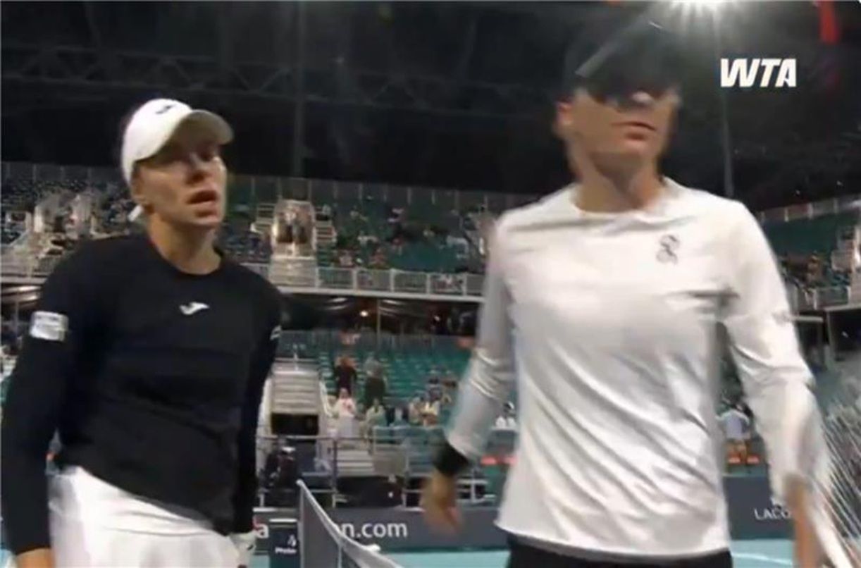 Trzy sety i sensacja. Spójrz, co stało się po meczu Świątek z Linette