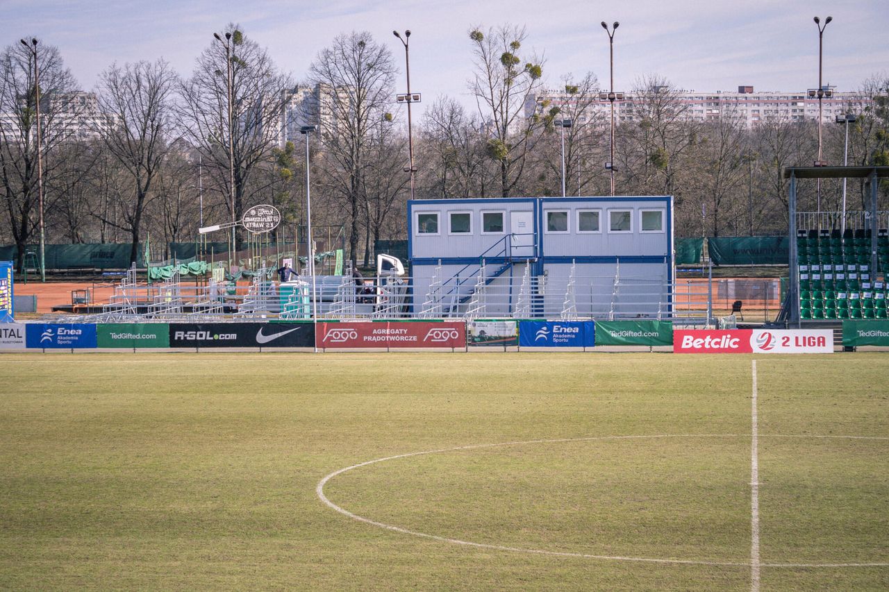 Trwa montaż nowej trybuny na stadionie Warty Poznań (foto)