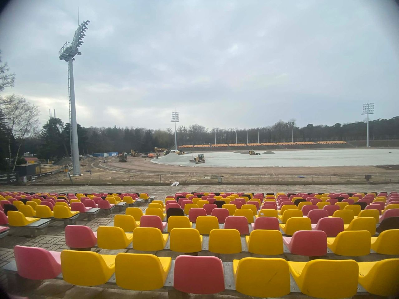 Żużel. Wielka chwila dla PSŻ-u. Maszty już stoją. Wiemy, kiedy możliwy pierwszy trening