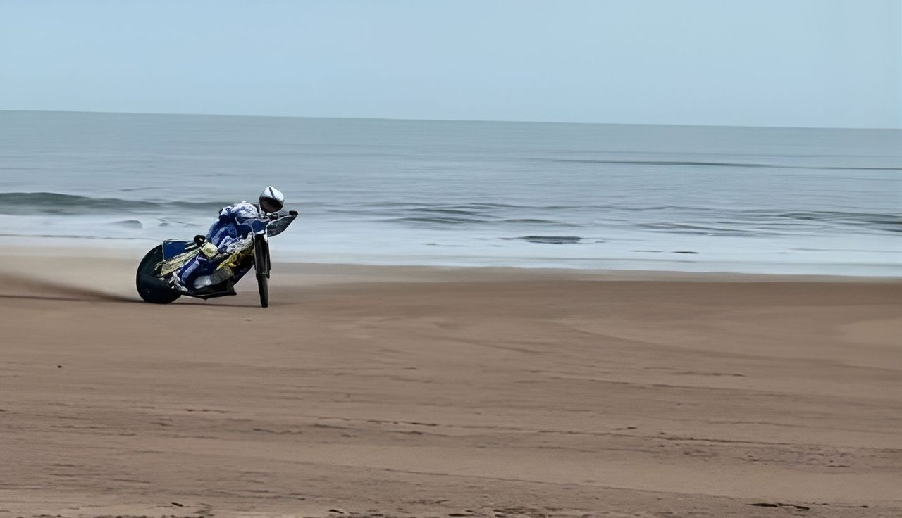 Wprawił mieszkańców w osłupienie. Jeździł motocyklem żużlowym po... plaży