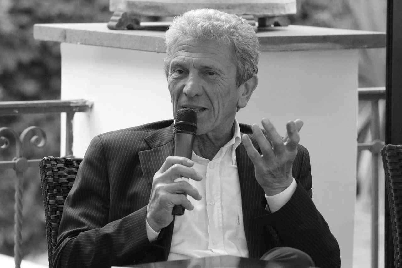 W dniu meczu napłynęły smutne informacje. Nie żyje słynny piłkarz