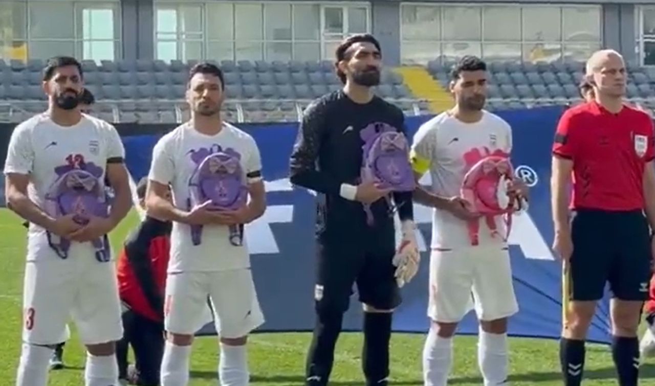 Irańczycy odśpiewali hymn. Zobacz, co mieli w rękach