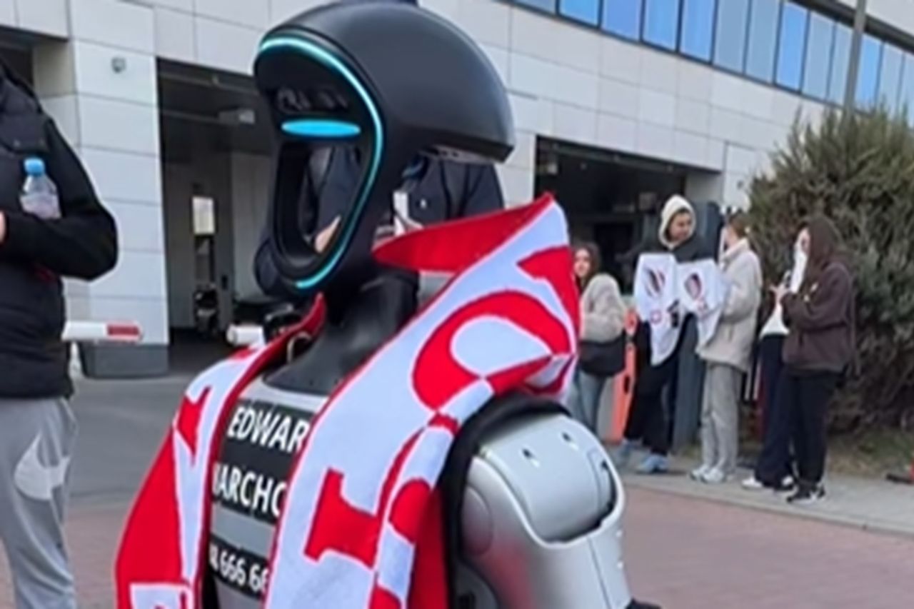 Robot Edward pod hotelem kadry. Wiadomo, od kogo dostał autograf