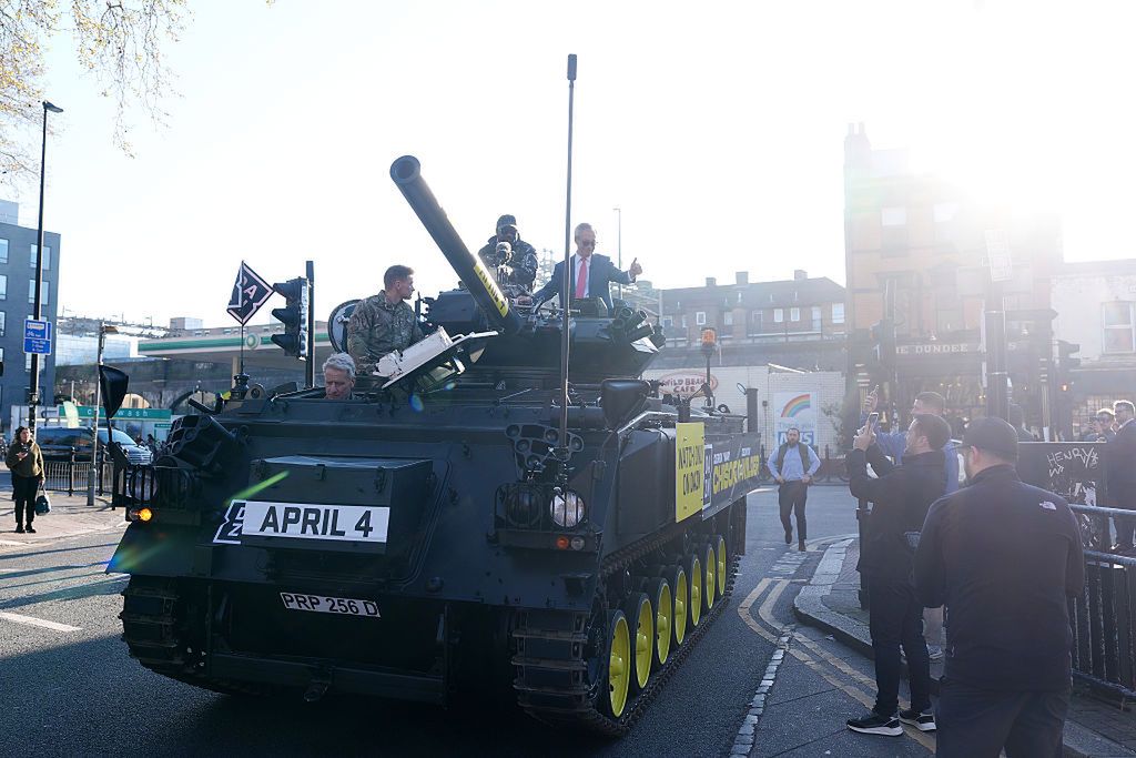 Sceny w Londynie. Na konferencję przyjechali w czołgu