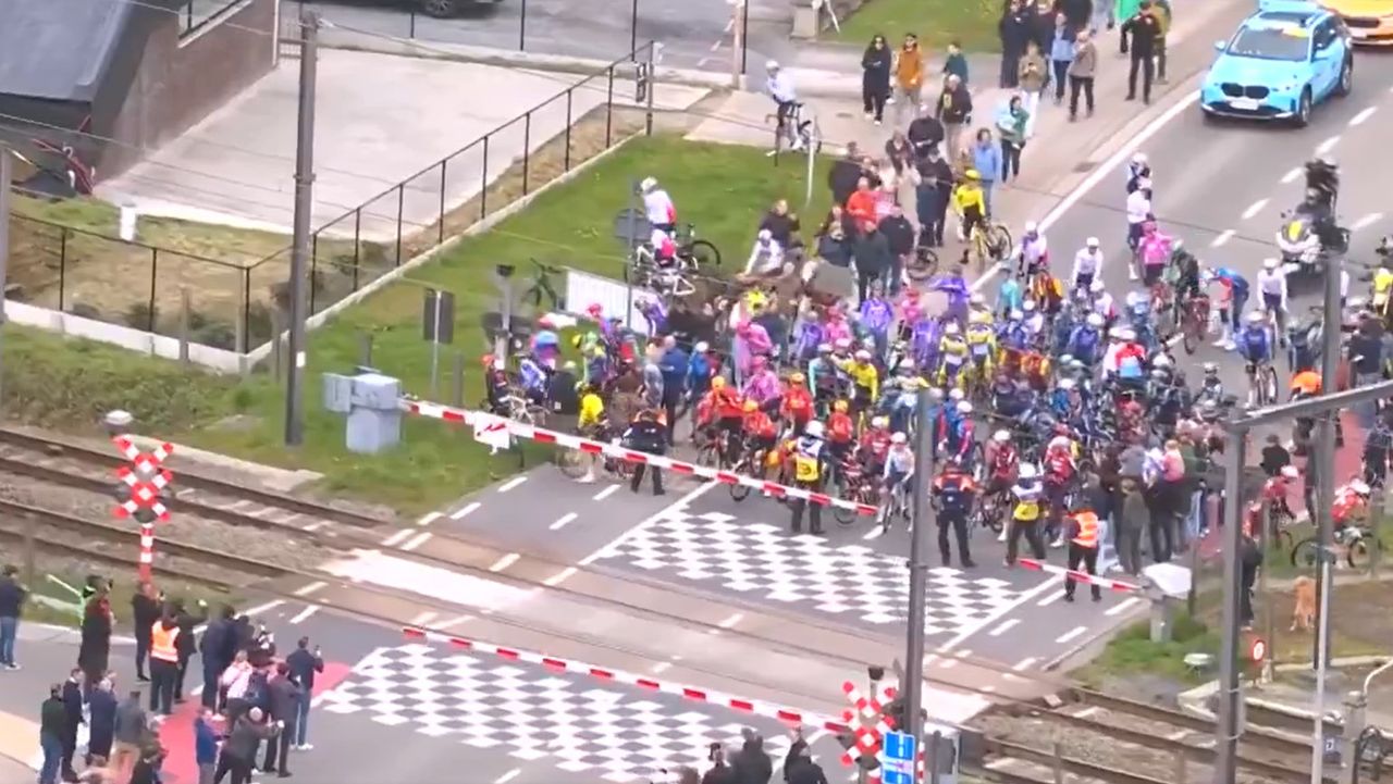 Sceny podczas wyścigu. Zignorowali czerwone światło na przejeździe