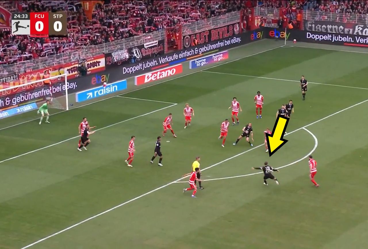 Huknął z powietrza bez zawahania. Co za gol w Bundeslidze [WIDEO]