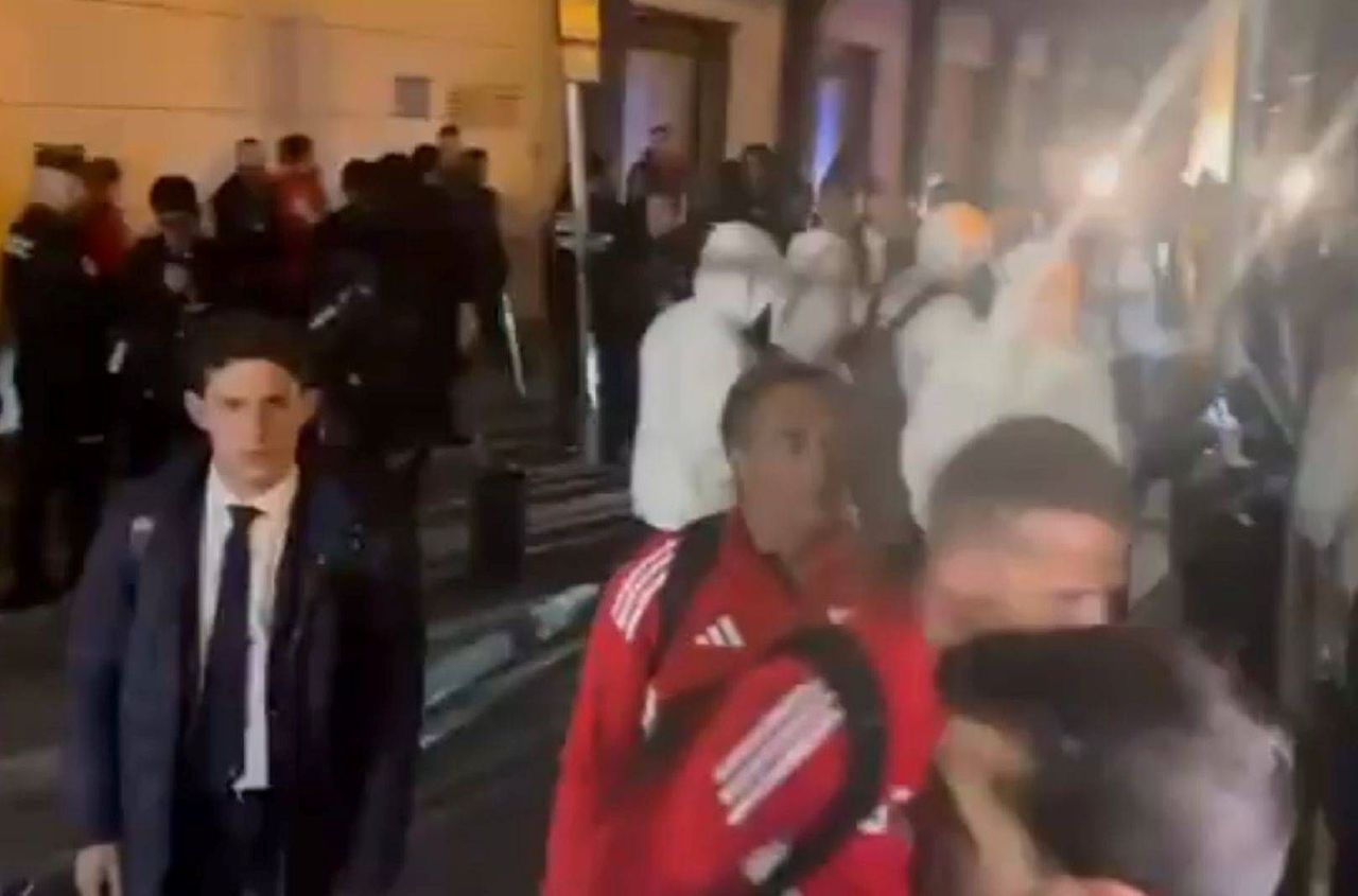 Czekali na piłkarzy na lotnisku. Padły wyzwiska i groźby. "Umrzyj"