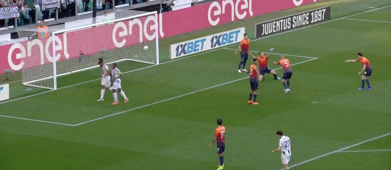 Sceny w meczu Serie A. Z butem w ręku ruszył do sędziego