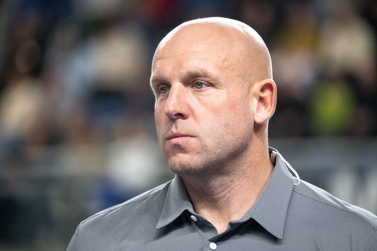 Od czterech lat podróżuje po świecie, a ostatnio znów zmienił otoczenie. Utrzymuje się z dwóch emerytur