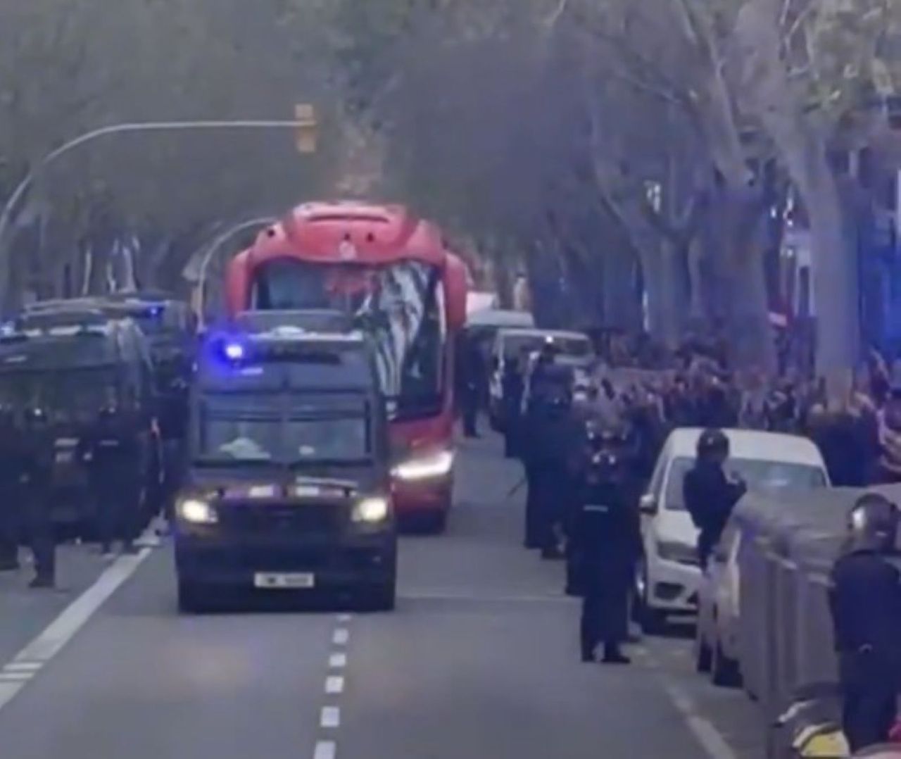 Incydent w Barcelonie. Autokar Atletico został uszkodzony. Jest reakcja Simeone