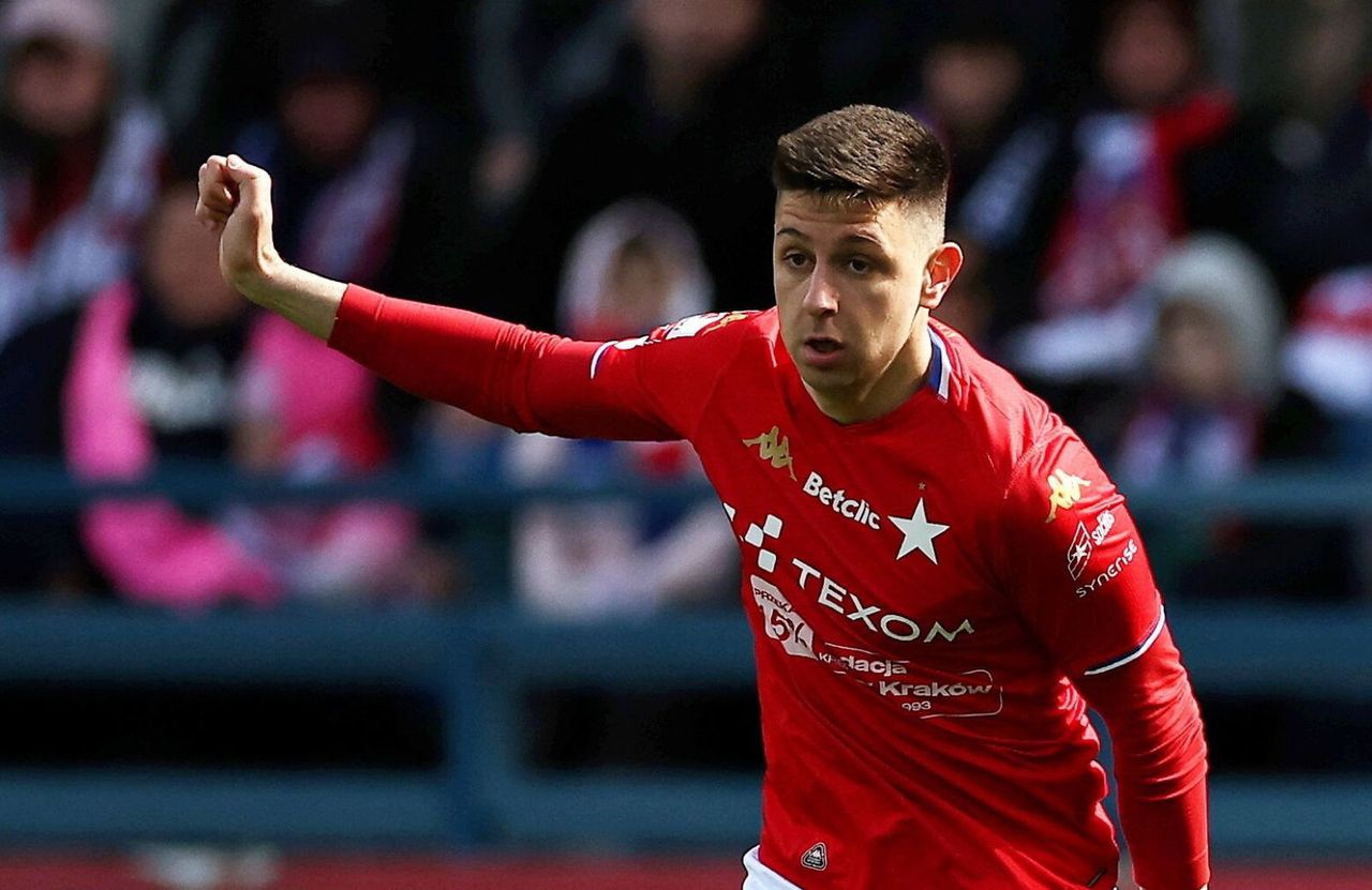Strzela dla Wisły co mecz, a potem pada na kolana. "Kibice na mnie czekali"