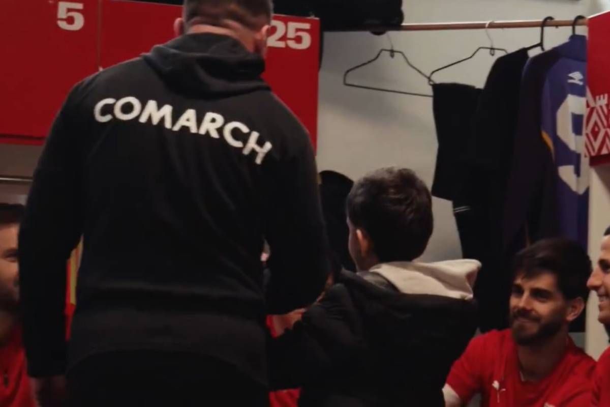 Chłopak wbiegł na boisko w meczu Ekstraklasy. Ładny gest Cracovii