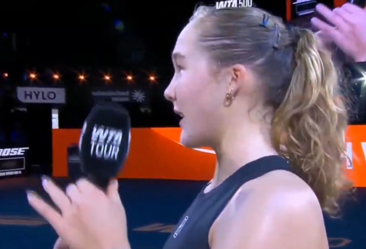 Rosjanka nagle przejęła mikrofon. "Proszę, możecie mi pomóc?"