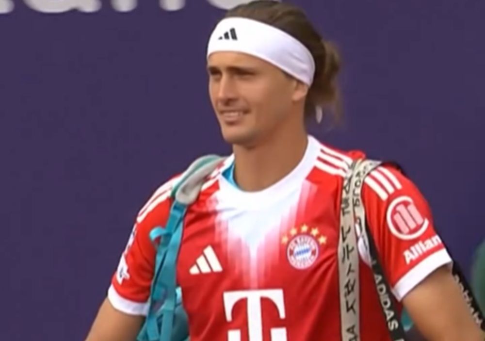 Oglądał hit Ligi Mistrzów. Później wyszedł na kort w takiej koszulce