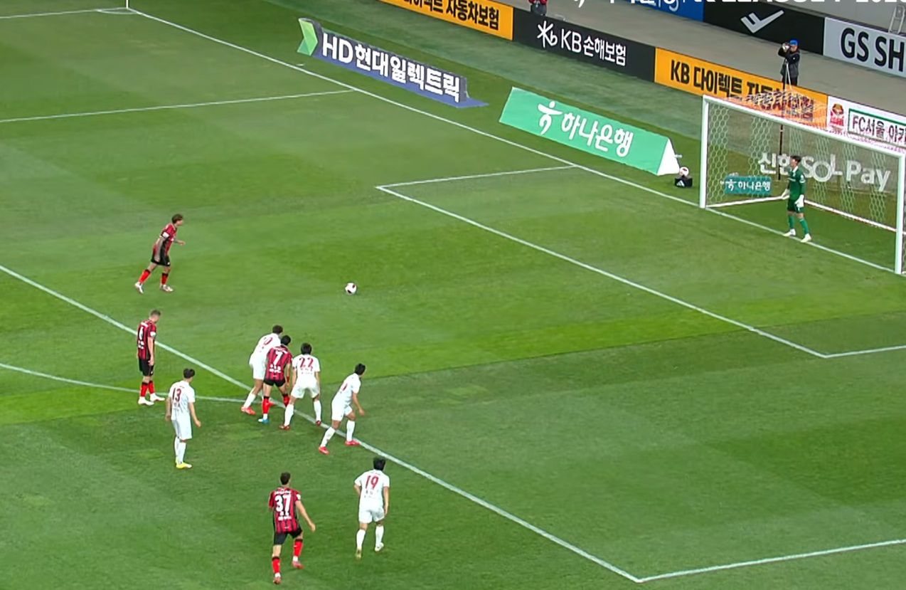 Kolejna bramka Polaka w Korei. Jego drużyna jest liderem