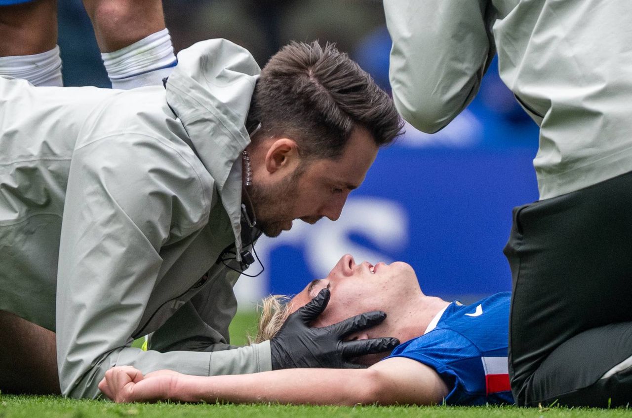 Dramat w debiucie: Jesse Derry opuszcza boisko na noszach po meczu Chelsea