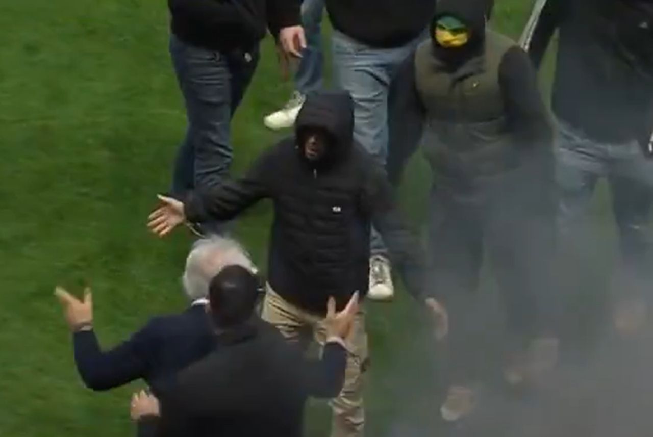 Sytuacja wymknęła się spod kontroli. 74-letni trener starł się z kibolami [WIDEO]
