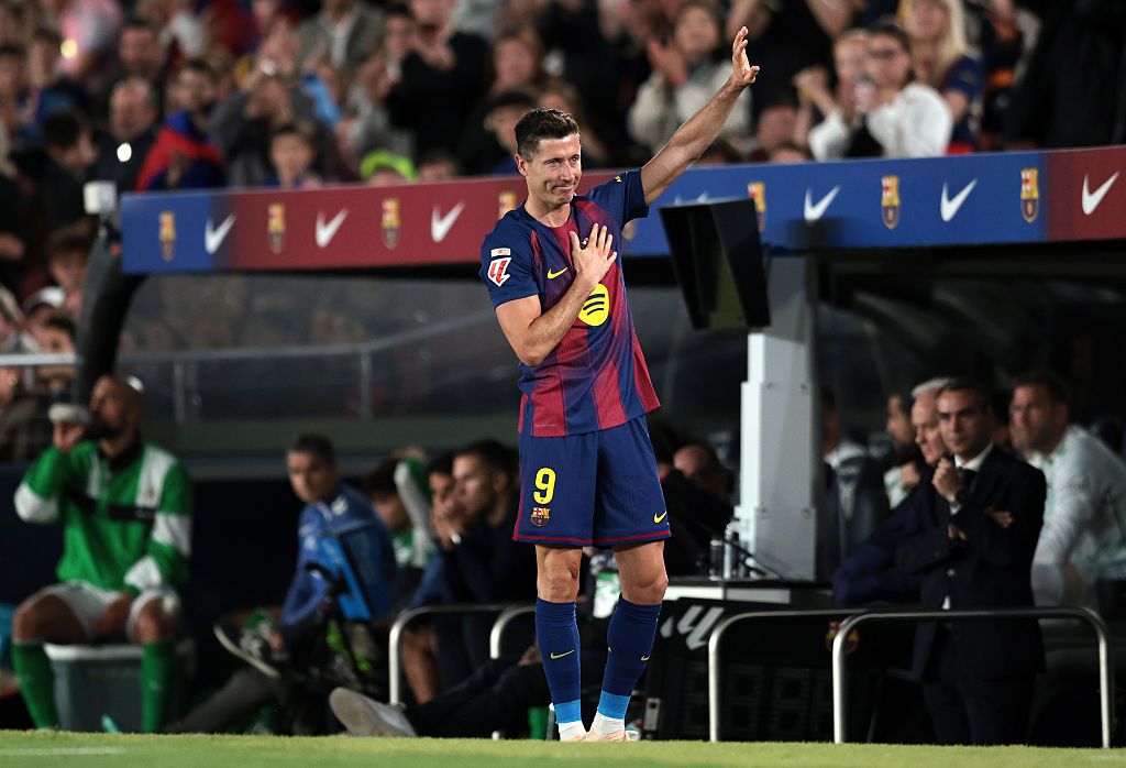 Tak żegnają się tylko legendy. Lewandowski tuż po meczu przemówił do kibiców