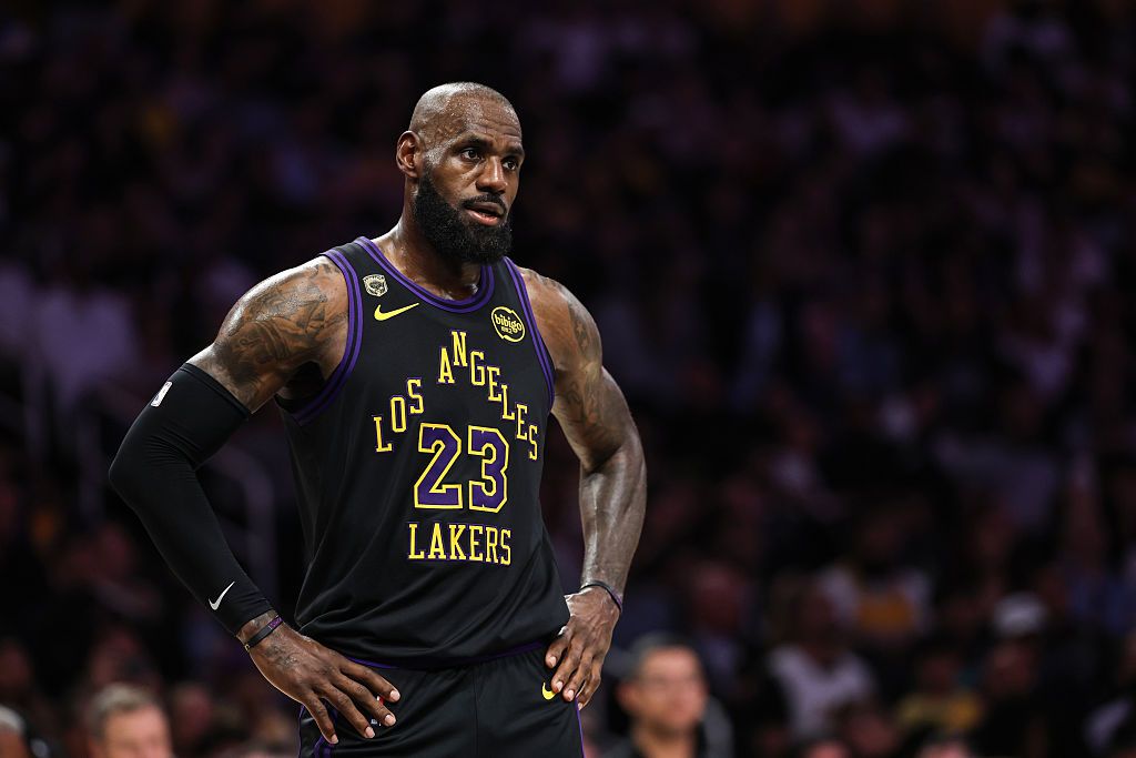 LeBron James odkłada decyzję o karierze na lato