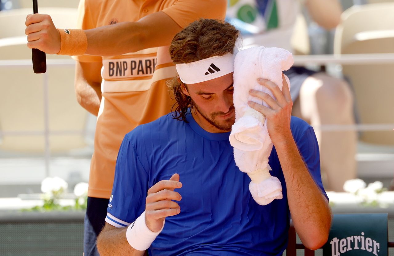 Tsitsipas upada