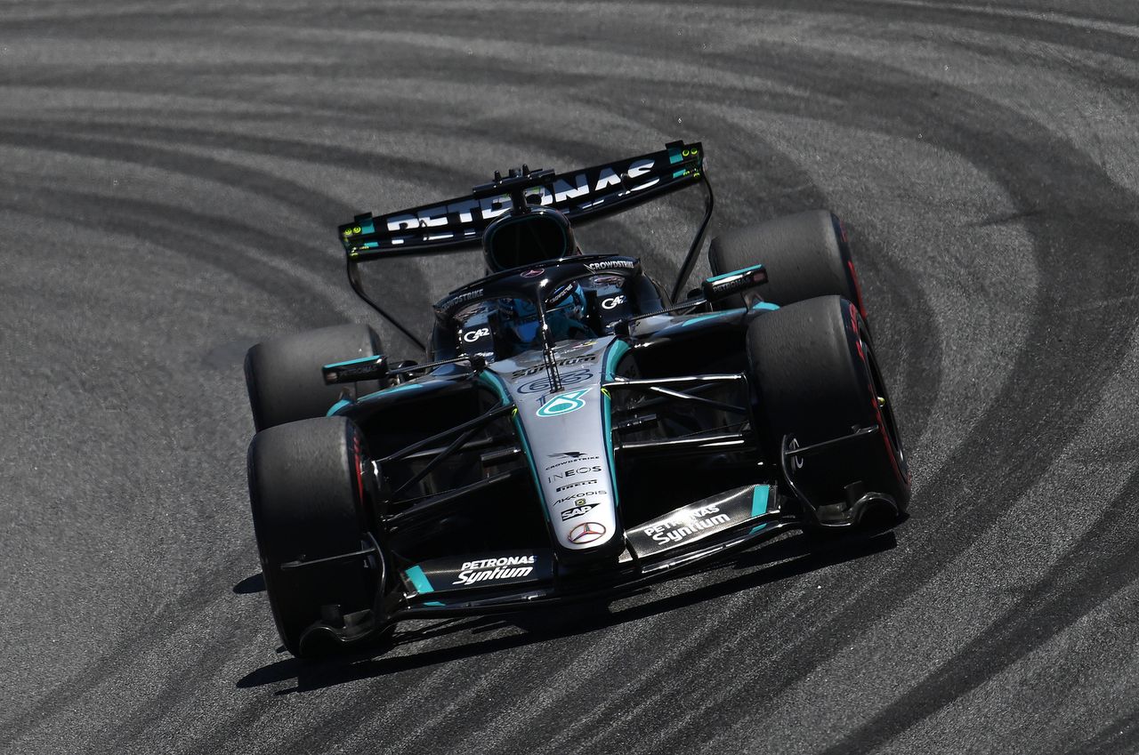 Hamilton postraszył Mercedesa w kwalifikacjach. Poważny wypadek kierowcy Ferrari