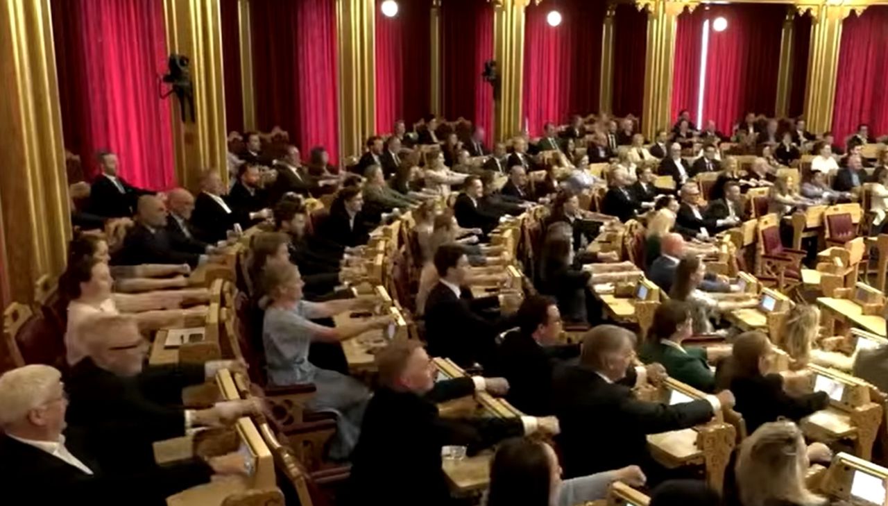 Wikingi w parlamencie: posłowie wiosłowali przed mundialem