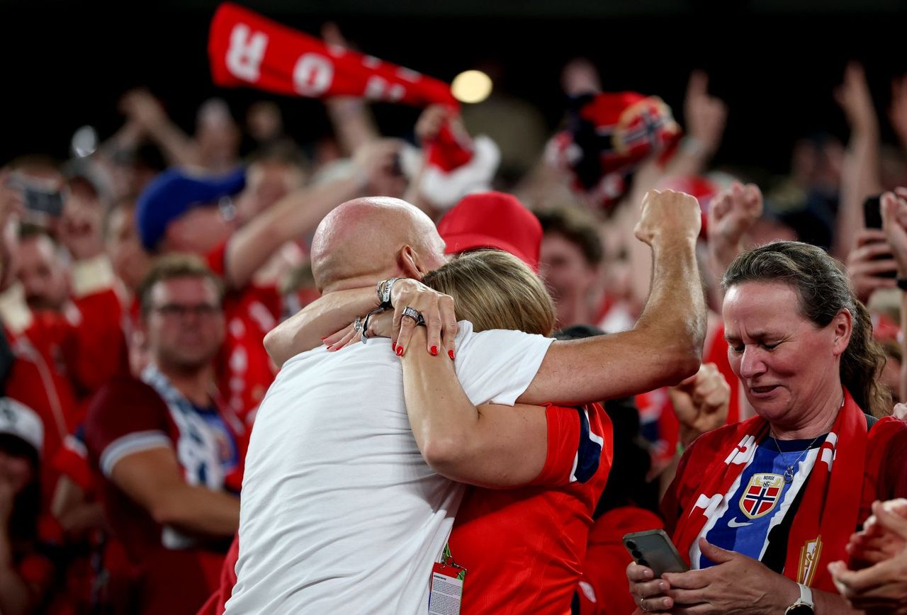 Norway coach Solbakken ran to embrace wife in stands after Senegal match