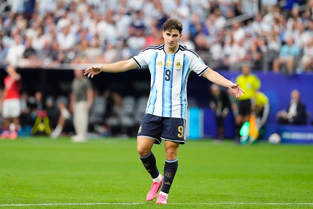 Atletico złoży skargę do FIFA na Barcelonę za kontakty z Julianem Alvarezem