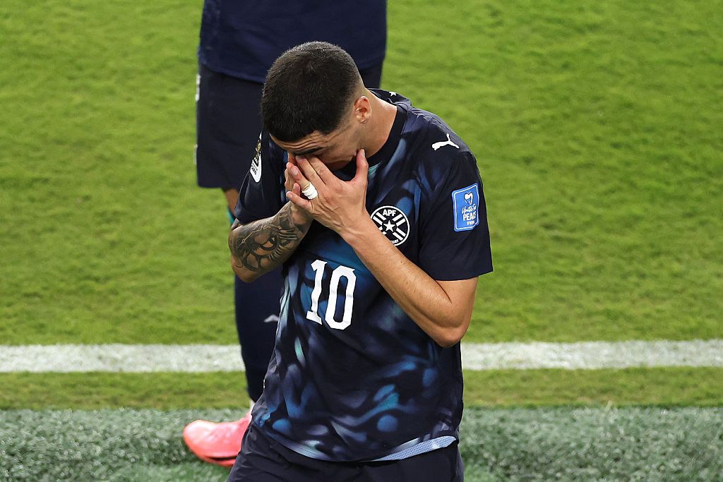 FIFA zawiesza Almirona na 1 mecz za zasłanianie ust; komentator traci akredytację