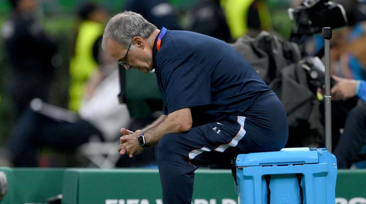 Bielsa Quits Uruguay After Group-Stage Exit, Blasts Players: "You Left Me Alone"