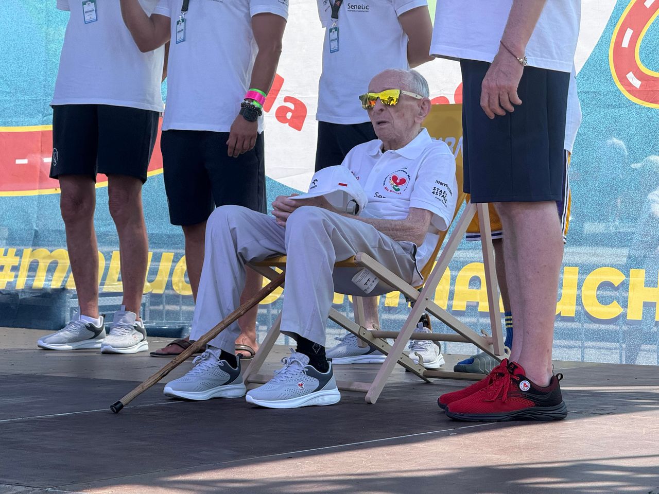 "Nie jestem już pewny żadnej godziny życia". Legenda ma 99 lat i pomaga dzieciom