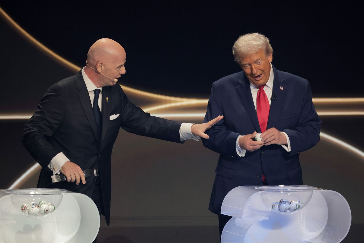 Infantino wręczył nagrodę Trumpowi i się zaczęło. 50 polityków naciska na FIFA