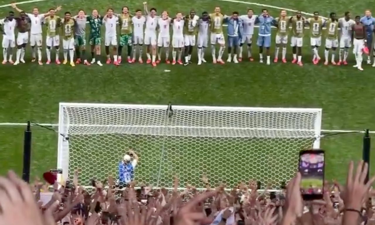 Anglia awansowała z grupy, kibice i piłkarze śpiewali razem na stadionie