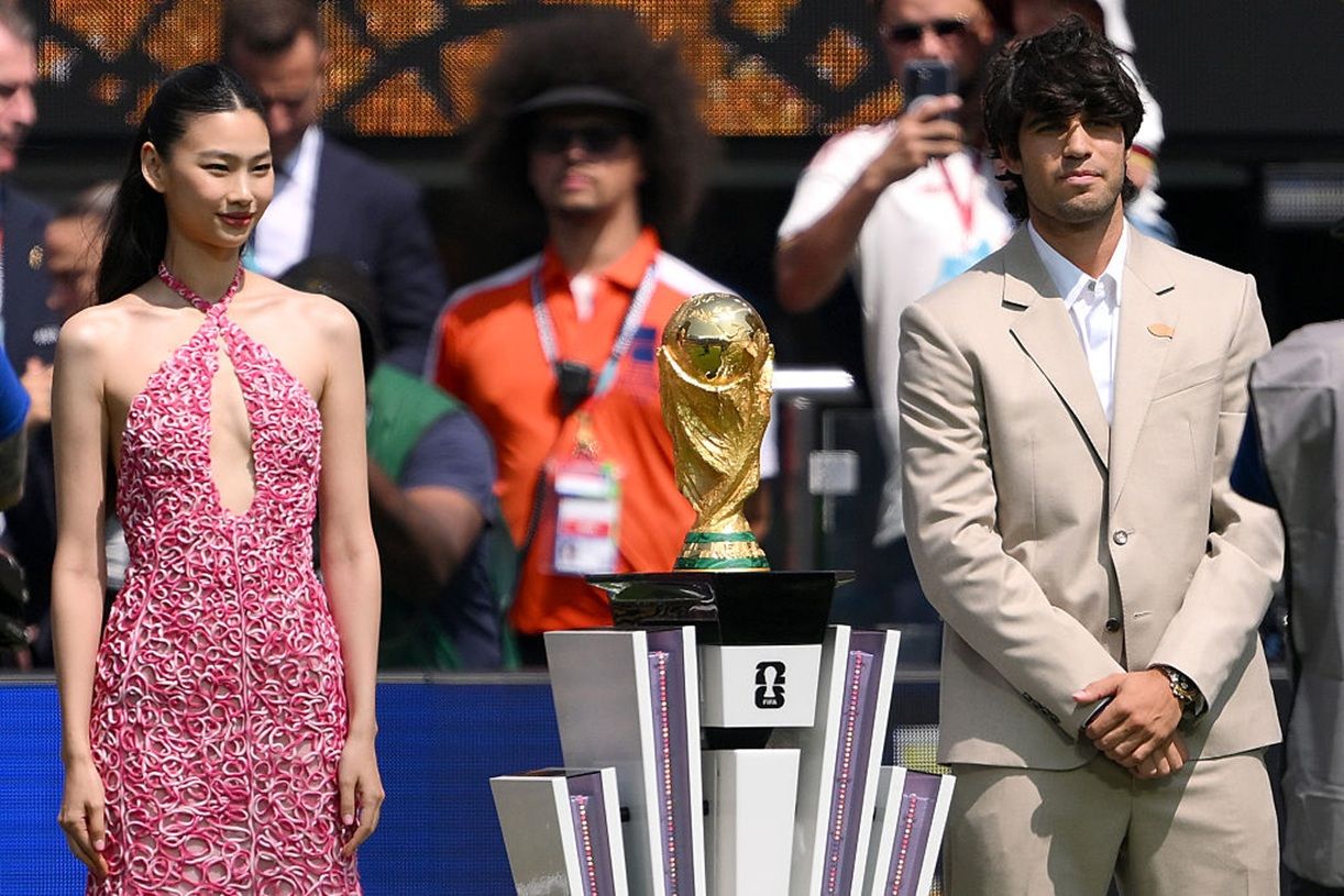 Niespodziewany gość na boisku: Alcaraz i Jung Ho‑yeon z trofeum MŚ 2026