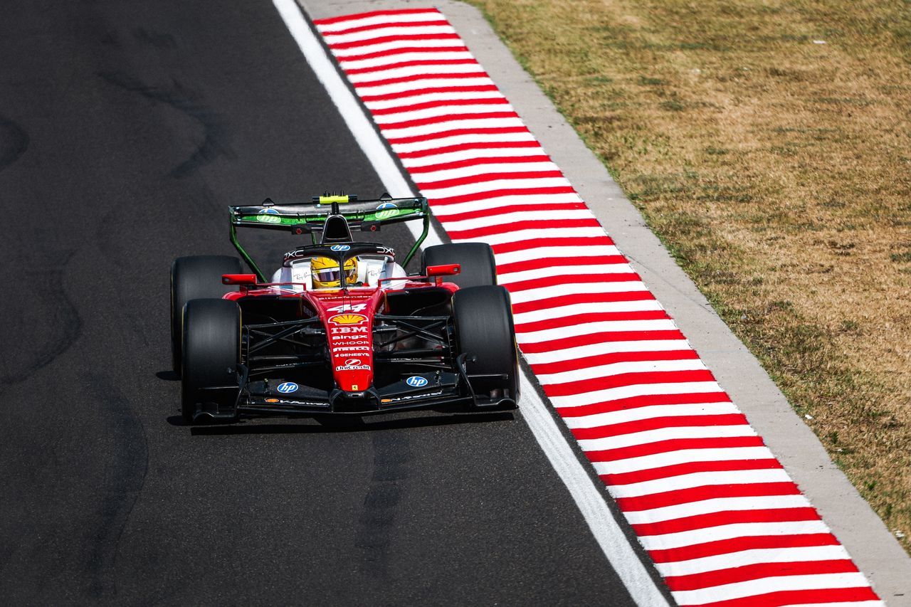 Hamilton w tarapatach: sędziowie wzywają Ferrari